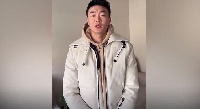 带鞭子出现的妻子