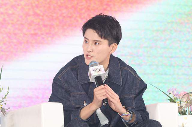拍马屁的小伙子